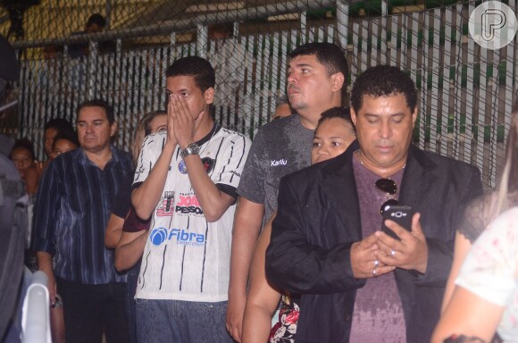 Fãs foram se despedir do corpo de Gabriel Diniz, Complexo Esportivo Ronaldão, na Paraíba, desde a madrugada desta terça-feira, 28 de maio de 2019