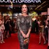 Na festa da Dolce & Gabbana, Ivete Sangalo apostou no vestido justo e drapeado de oncinha com batom vermelho matte