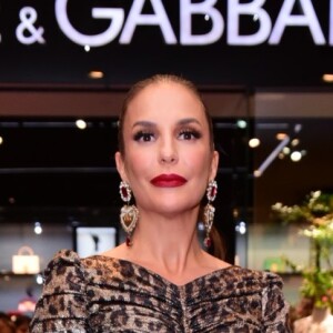 Na festa da Dolce & Gabbana, Ivete Sangalo apostou no vestido justo e drapeado de oncinha com batom vermelho matte