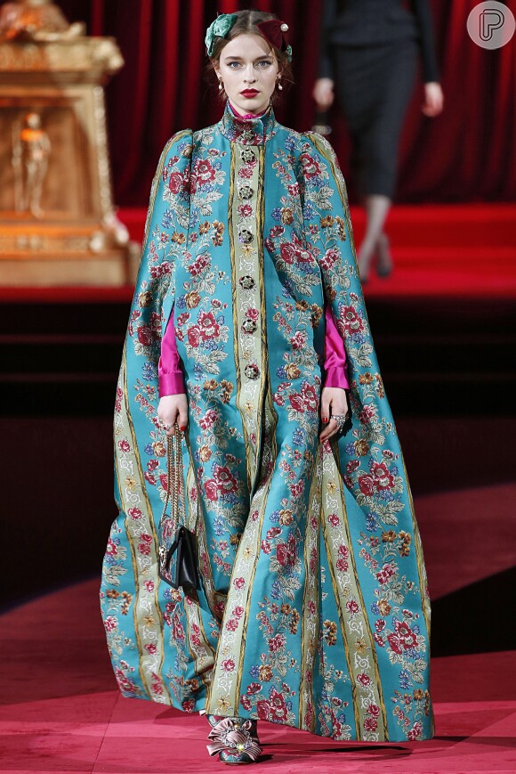 Tem vestido que já é o casaco, como nesse caso da Dolce & Gabbana