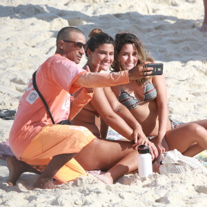 Giulia Costa e Beatriz Bonemer foram tietadas na Praia da Barra da Tijuca, Zona Oeste do Rio