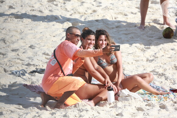 Giulia Costa e Beatriz Bonemer foram tietadas na Praia da Barra da Tijuca, Zona Oeste do Rio