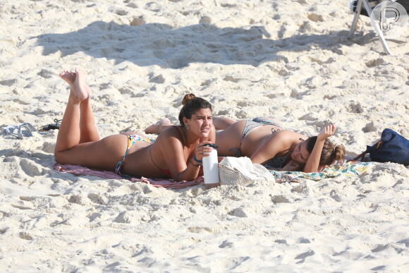 Giulia Costa e Beatriz Bonemer foram vistas em praia carioca nesta sexta-feira, 31 de maio de 2019