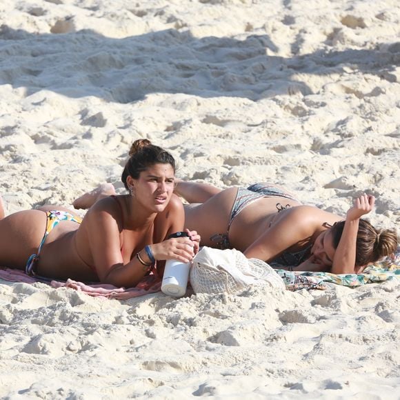Giulia Costa curtiu praia com Beatriz Bonemer nesta sexta-feira, 31 de maio de 2019