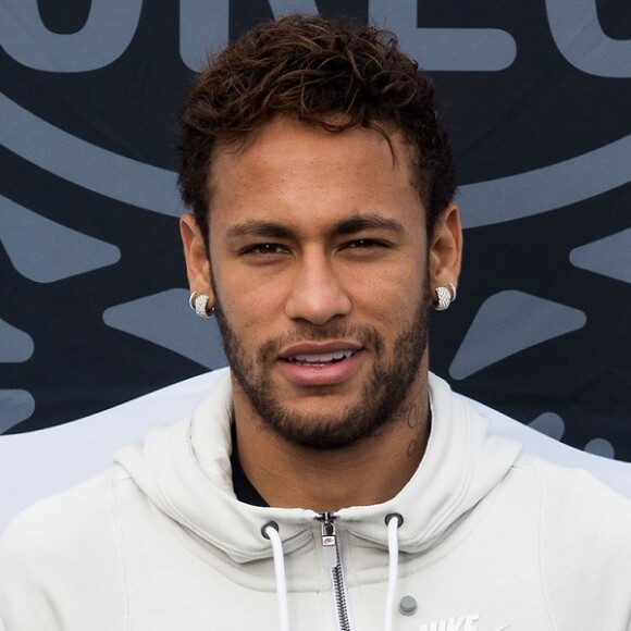 Neymar se defendeu da acusação de estupro e divulgou mensagens