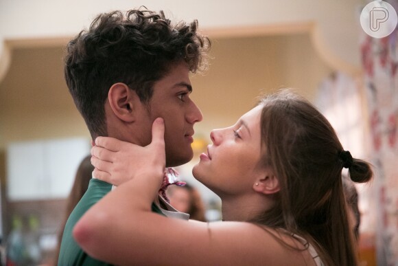 Anjinha (Caroline Dallarosa) esconde Cléber (Gabriel Santana) quando Marco (Júlio Machado) aparece na novela 'Malhação: Toda Forma de Amar'.