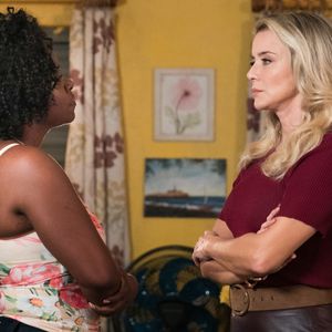 Karina (Christine Fernandes) vai até a casa de Vânia (Olívia Araújo) e as duas vão se enfrentar na novela 'Malhação: Toda Forma de Amar'.