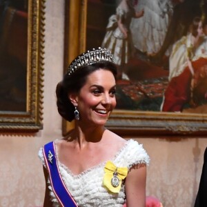 Kate Middleton elegeu look à la princesa com tiara de diamantes e pérolas, a Cambridge Lover