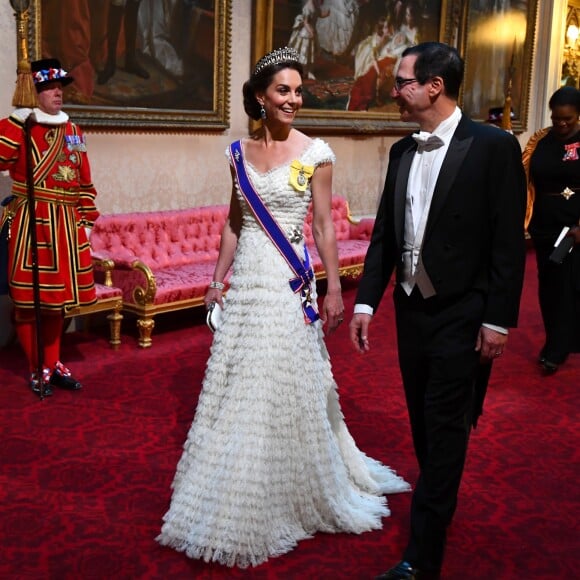 Kate Middleton elegeu look à la princesa com tiara de diamantes e pérolas, a Cambridge Lover