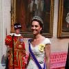 Kate Middleton elegeu vestido dramático Alexander McQueen para recepcionar o chefe de estado norte-americano Donald Trump