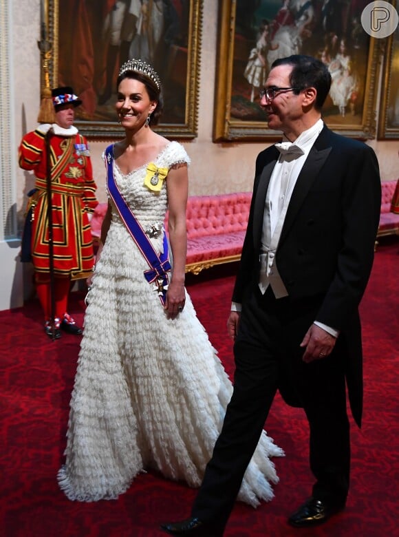 Kate Middleton elegeu vestido dramático Alexander McQueen para recepcionar o chefe de estado norte-americano Donald Trump