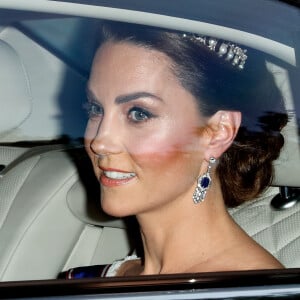 Kate Middleton elegeu brincos de safira e correntes de diamantes e a tiara Cambridge Lover