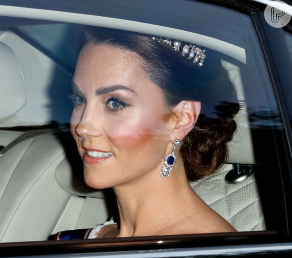 Kate Middleton elegeu brincos de safira e correntes de diamantes e a tiara Cambridge Lover