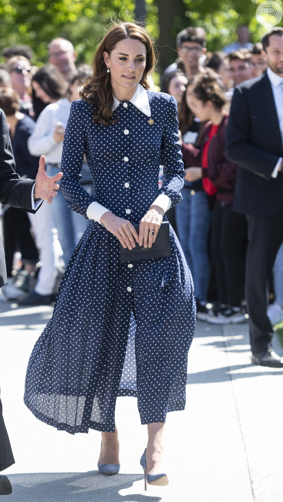 Kate Middleton não se importa em repetir roupas. Esse vestido de poá foi usado no aniversário de 70 anos do príncipe Charles