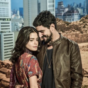 Jamil (Renato Góes) vai ficar irritado quando Laila (Julia Dalavia) for consolada por Bruno (Rodrigo Simas) na novela 'Órfãos da Terra'. 