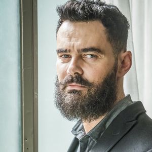 Paul (Carmi Dalla Vecchia) vai ser o responsável por causar um acidente com o carro no qual Elias (Marco Ricca) e Helena (Carol Castro) estão na novela 'Órfãos da Terra'.