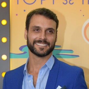 Protagonista da novela 'Topíssima', Felipe Cunha afirma que relação de personagem, Antonio, com a família é a mesma que ele tem: 'Sempre tive essa questão da proteção'