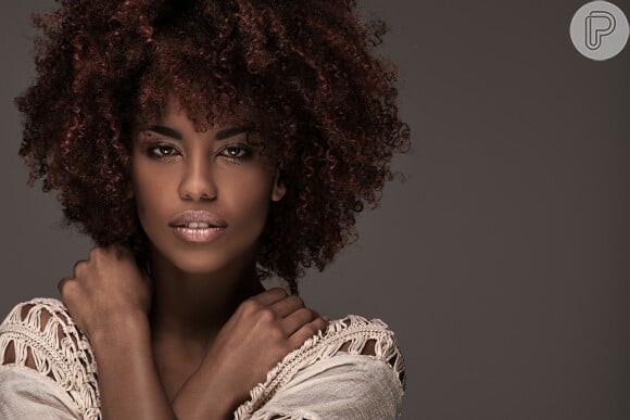 Afro hair com volume: um cabelo inspirador para quem está passando por transição capilar do tipo 4b