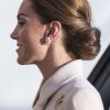 Kate Middleton combinou o visual com um coque baixo e um broche pequeno nesta quinta-feira, dia 06 de junho de 2019