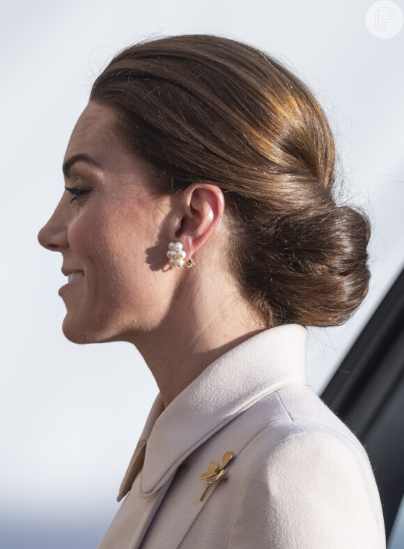 Kate Middleton combinou o visual com um coque baixo e um broche pequeno nesta quinta-feira, dia 06 de junho de 2019