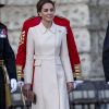 Kate Middleton apostou em um trench coat acinturado com bolsos na lateral nesta quinta-feira, dia 06 de junho de 2019