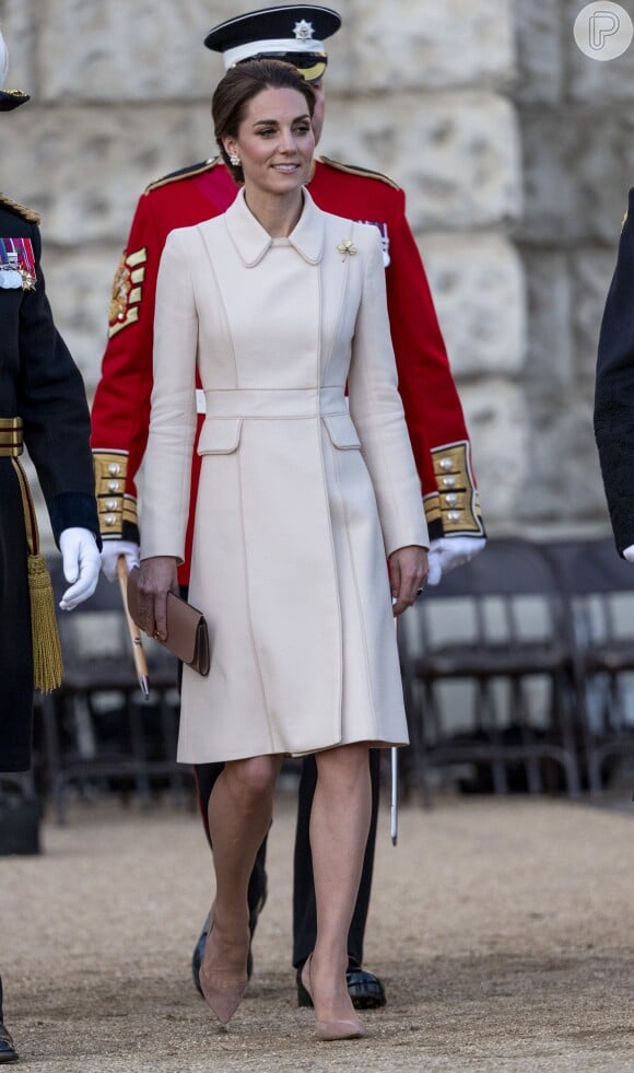 Kate Middleton apostou em um trench coat acinturado com bolsos na lateral nesta quinta-feira, dia 06 de junho de 2019