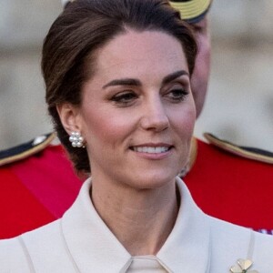 Kate Middleton usou um modelo clássico de sobretudo da estilista Catherine Walker nesta quinta-feira, dia 06 de junho de 2019