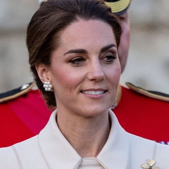 Kate Middleton usou um modelo clássico de sobretudo da estilista Catherine Walker nesta quinta-feira, dia 06 de junho de 2019