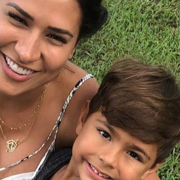 Simone, dupla de Simaria, se divertiu ao ser comparada pelo filho, Heny, de 4 anos, a personagem do seriado 'Chaves': 'Bruxa do 71'