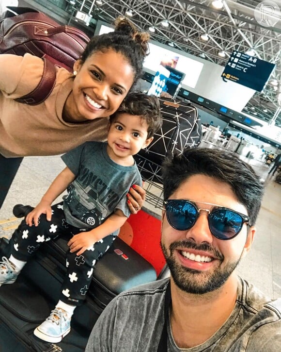 Aline Dias viajou com o namorado, Rafael Cupello, e o filho, Bernardo