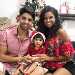 Aline Dias e Rafael Cupello se dividem nos cuidados com o filho