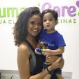 Aline Dias tem curtido férias da TV com o filho, Bernardo