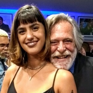 José de Abreu namora a maquiadora carioca Carol Junger