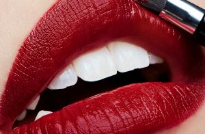 Batom vermelho e caridade: campanha celebra 25 anos de ação contra AIDS