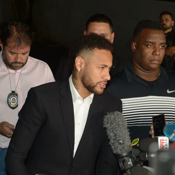 Neymar afirmou após prestar depoimento: 'A verdade aparece cedo ou tarde'