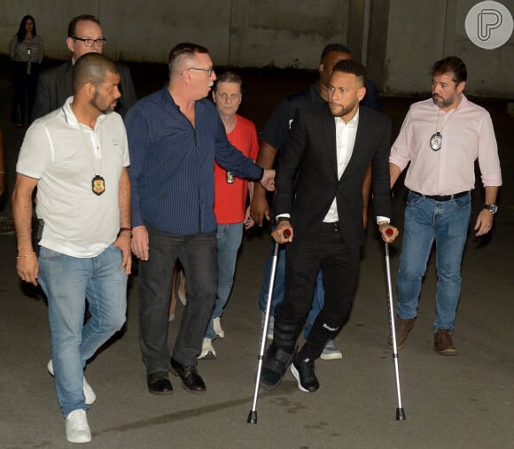 Neymar deixa delegacia e argumenta após seu depoimento: 'Estou muito tranquilo'