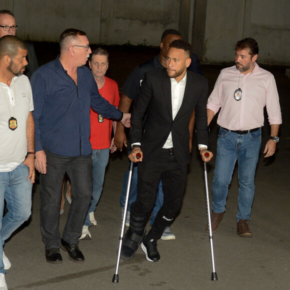 Neymar deixa delegacia e argumenta após seu depoimento: 'Estou muito tranquilo'