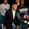 Neymar, acusado de estupro e agressão, deixa delegacia após 3h de depoimento nesta quinta-feira, dia 13 de junho de 2019