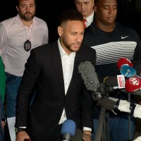 Neymar deixa delegacia após depoimento de 3h: 'Verdade aparece cedo ou tarde'
