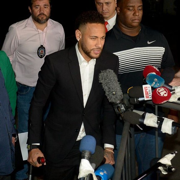 Neymar, acusado de estupro e agressão, deixa delegacia após 3h de depoimento nesta quinta-feira, dia 13 de junho de 2019