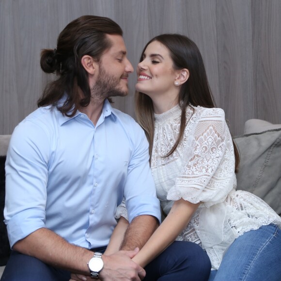 Camila Queiroz relembrou o início da relação com Klebber Toledo