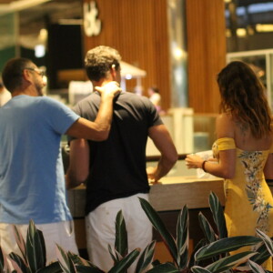Cauã Reymond ganha carinho do pai da mulher, Mariana Goldfarb, durante passeio no shopping