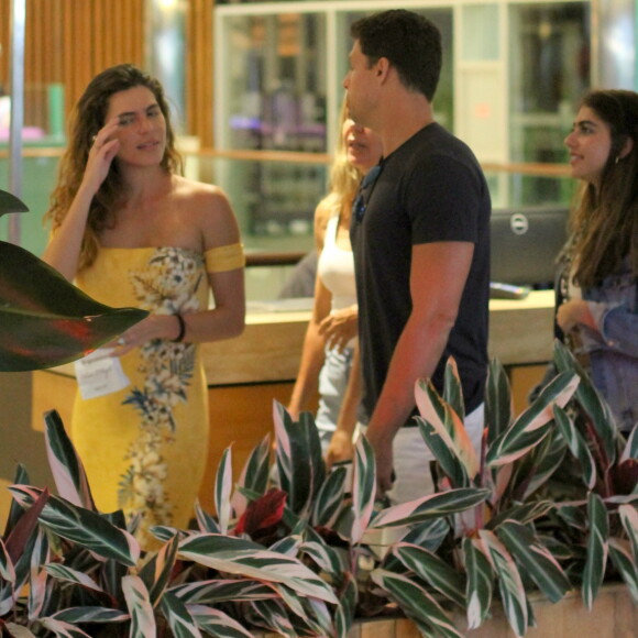Mariana Goldfarb apostou em vestido longo floral na cor amarelo. Look chama atenção por detalhe ombro a ombro