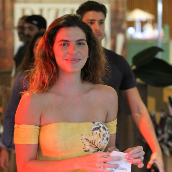 Mulher de Cauã Reymond, Mariana Goldfarb dispensou maquiagem para ir ao shopping
