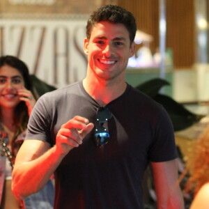 Cauã Reymond acena para fotógrafo no Fashion Mall