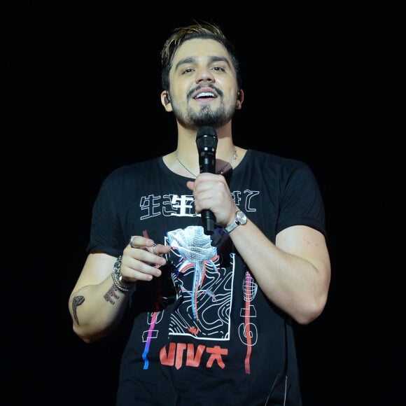 Luan Santana abraça e beija menina no palco neste domingo, dia 16 de junho de 2019