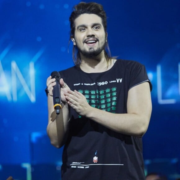 Luan Santana encantou o público ao beijar e abraçar uma criança no palco neste domingo, dia 16 de junho de 2019