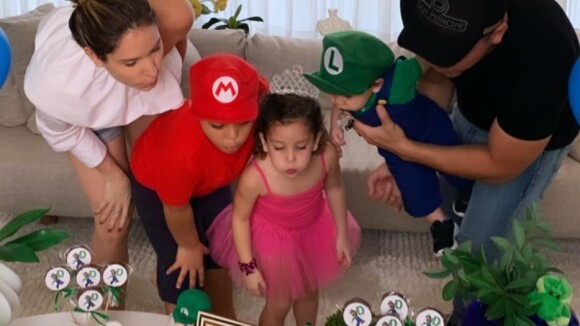 Wesley Safadão tieta filho Dom, fantasiado de Luigi, em festa por 9 meses. Vídeo
