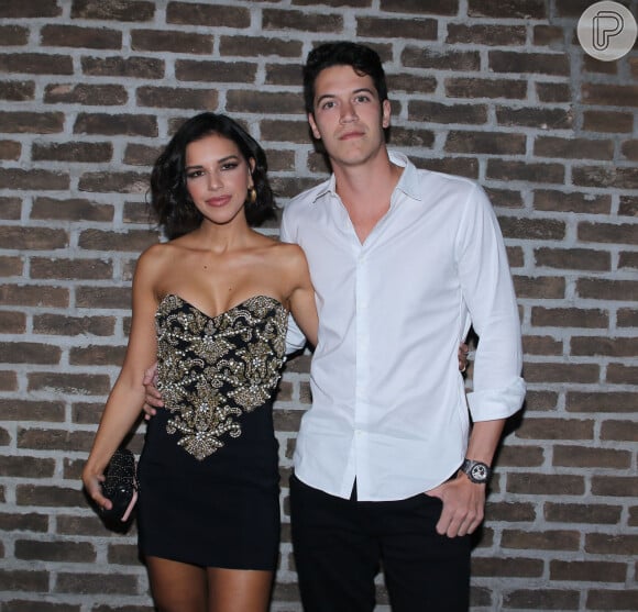 Mariana Rios apostou em vestido curto e sexy para festa com o noivo, Lucas Kalil