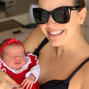Thaeme organizou uma festinha para comemorar os 2 meses da filha, Liz, e escolheu Festa Junina como tema